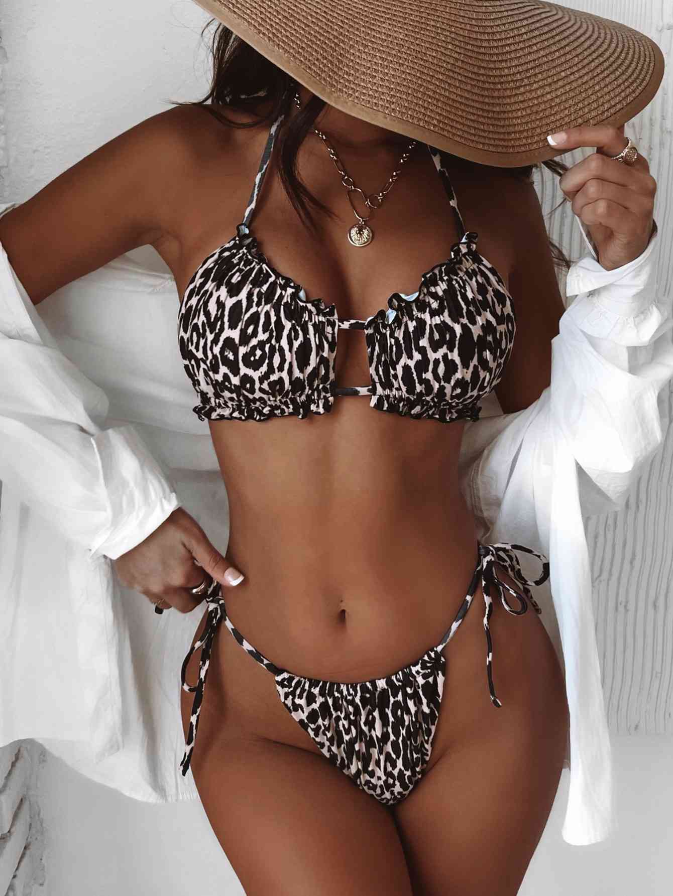 Conjunto de bikini con cuello halter y detalle de volantes